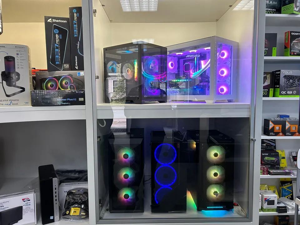 Fertige Gaming-Rechner mit RGB-Beleuchtung in der Vitrine