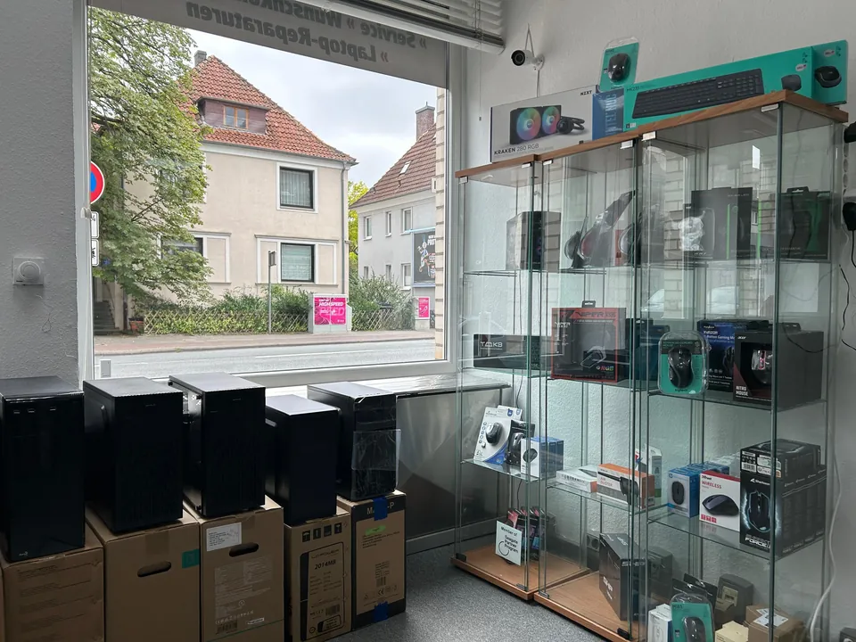 Schaufenster mit Gehäusen und Zubehör-Vitrine